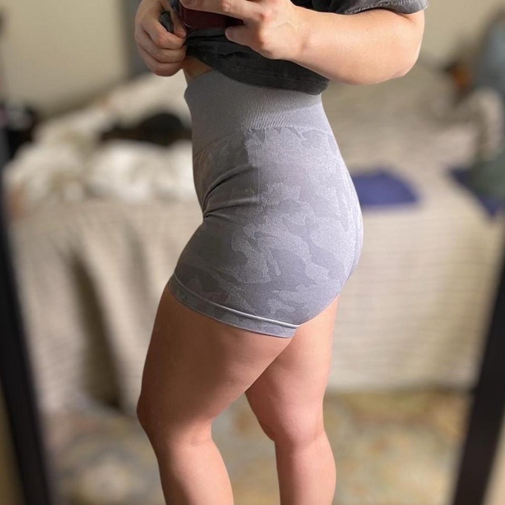 YEOREO High Waisted Camo Gym Shorts - Picture 3 of 4
